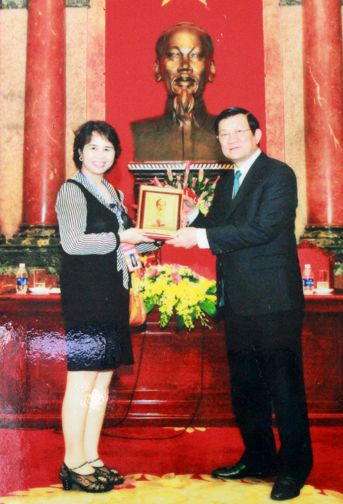 Lương y Nguyễn Quý Thanh được Chủ tịch nước Trương Tấn Sang tặng quà lưu niệm vì thành tích chữa bệnh cứu người